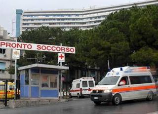 Genova, diciassettenne accoltellato alla schiena in centro storico