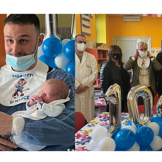 Carlos e Leonardo con papà Edoardo a lato la consegna dei bavaglini in pediatria
