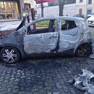 Un anno fa, il rogo di un'auto in piazza XXV Aprile, a pochissima distanza dagli incendi di via Gavinana