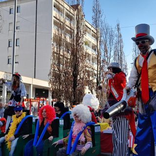 VIDEO E FOTO - Gorla Minore a colori, il carnevale porta la festa del Luna Park nelle strade