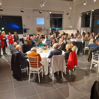 La partecipatissima cena di Lilt Varese. Primi in piedi, da sinistra, i presidenti Schittulli e Pellerin