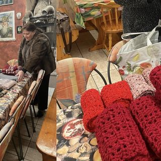 FOTO. Sciarpe e cappelli ai senzatetto, caldi come un abbraccio