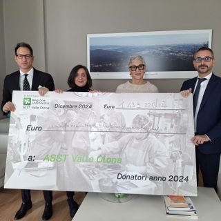 I vertici di Asst Valle Olona con il maxi-assegno, simbolo della generosità del territorio verso gli ospedali