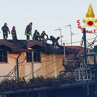 FOTO. Pomeriggio di fuoco a Busto: fiamme in un edificio di due piani