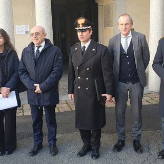 Il sindaco Antonelli con i rappresentanti di Prefettura e Forze dell'ordine. Sotto, il vertice in municipio