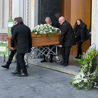 Fiori biancoblù per l'ultimo saluto a Giorgio Giacomelli