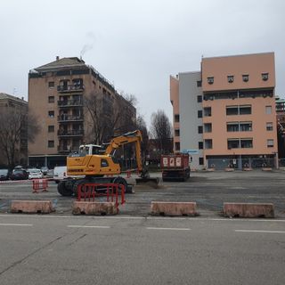 In via Einaudi ci si prepara al grande falò