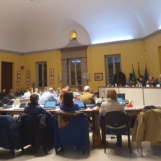 Il Consiglio elimina la sfiducia agli assessori. Il sindaco: «Maggioranza coesa e nessuno è ricattabile»
