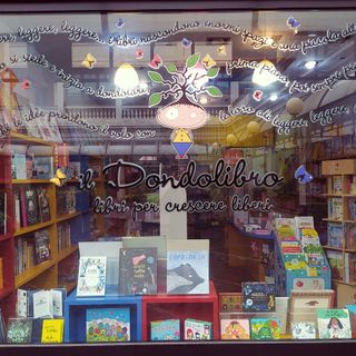 La vetrina de Il Dondolibro (foto dalla pagina Facebook della libreria)