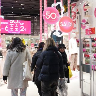 Conto alla rovescia per i saldi invernali, nel Varesotto si inizia sabato: in media spenderemo 218 euro a famiglia