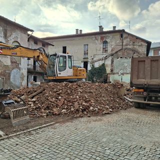 LA FOTO. Via Solferino, ruspe in azione