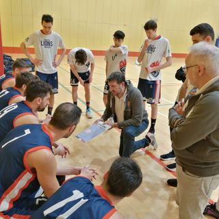 Un timeout di coach Luca Taverna (foto Rovelli)