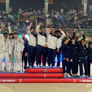 Capitan Barbolini alza il trofeo della vittoria a Montichiari