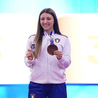 Roberta Dominici, in una mano la medaglia, nell'altra la foto della mamma, Elena Mendicino
