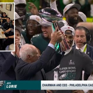Una immagine trasmessa da Italia 1 e, nel riquadro, i Blue Storms che assistono al SuperBowl