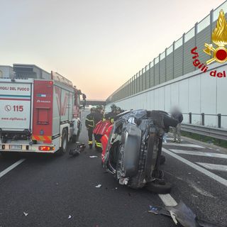 Carambola in autostrada, macchina si ribalta: i vigili del fuoco estraggono donna dalle lamiere
