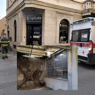I soccorsi e nella foto piccola la tettoia sfondata