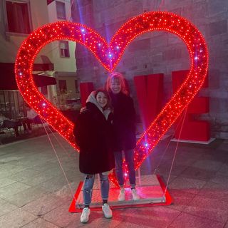 Gallarate si illumina d’amore: torna il cuore gigante in piazza San Pietro