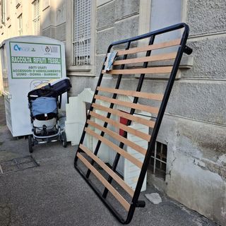 L'ultimo abbandono abusivo in piazza XXV Aprile, gli scarichi di rifiuti vicino ai contenitori bianchi di Agesp sono all'ordine del giorno in tutta la città