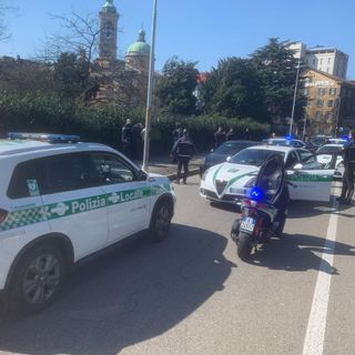 Nella foto il momento del blocco stradale della Giulietta da parte della Polizia Locale