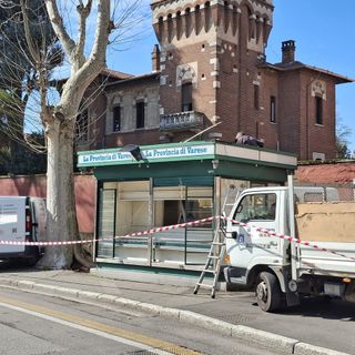 Edicole che scompaiono: tocca a quella del pit stop in piazza Manzoni Edicole che scompaiono: tocca a quella del pit stop in piazza Manzoni