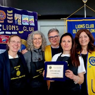 Le vincitrici Alessandra Ceccuzzi, Giuliana Cabo e Silvia Commodaro del Lions club Lombardia Digital Ld, insieme agli organizzatori della manifestazione Pierugo Magnaghi e Luisa Bonaudi