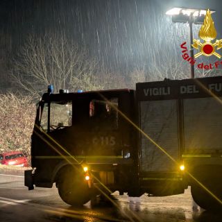 Auto con due ragazzi a bordo finisce fuori strada lungo la Provinciale 1 Auto con due ragazzi a bordo finisce fuori strada lungo la Provinciale 1