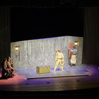 “Arlecchino muto per spavento” al Manzoni tra risate e Commedia dell’arte