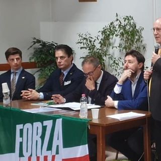 Alberto Riva (in piedi) durante il congresso di Forza Italia
