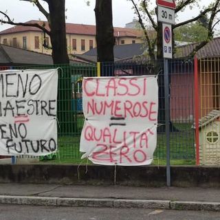 Gli striscioni di protesta affissi dai genitori ai cancelli della scuola dell'infanzia di Casorate Sempione(foto da Facebook)