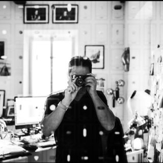 Alla Galleria Still di Milano espone “Julian Lennon - Whispers Too”, virtuoso della fotografia