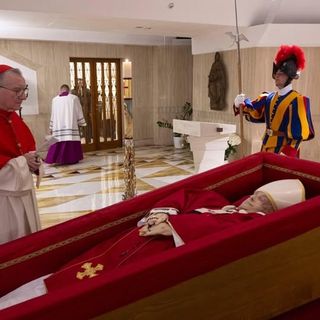 Il feretro di Papa Francesco (foto diffusa sui social dalla sala stampa vaticana)