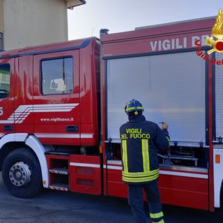 I vigili del fuoco in azione in via Cavour a Varese