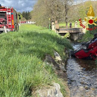 Auto si ribalta e finisce in un ruscello: ferita una 74enne