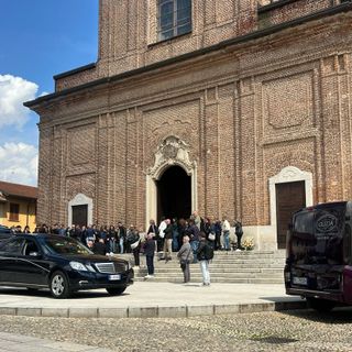 Samarate si ferma per i funerali di Teresa Stabile. Donazioni per Fondazione Cecchettin e Istituto dei Tumori