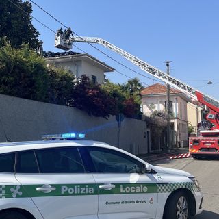 VIDEO. A fuoco il tetto del ristorante: paura, ma incendio domato