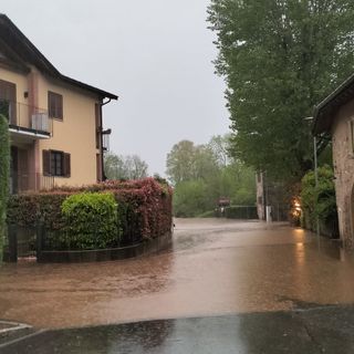 Fiume fuori nella frazione di Olona a Induno, a nord di Varese