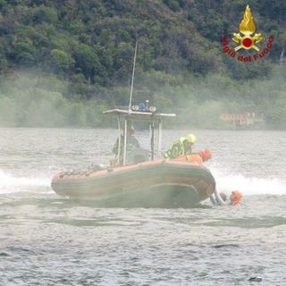 Scontro tra un'imbarcazione e un battello di linea sul lago Maggiore: feriti un uomo e una donna