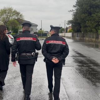 L'avvocato Scalia, legale della famiglia di Teresa, con i carabinieri oggi