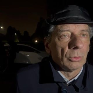 Il sindaco di Samarate, Alessandro Ferrazzi, sul luogo del femminicidio