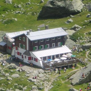 Il Rifugio Zamboni Zappa, a 2.070 metri in alta Valle Anzasca, sotto la parete est del Monte Rosa: raggiunto dall'amata Macugnaga anche da molti turisti della nostra provincia