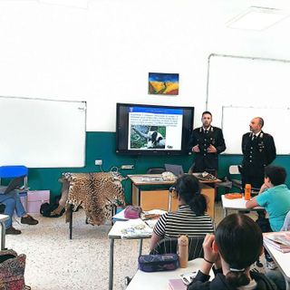 I carabinieri forestali di Somma Lombardo in classe a Golasecca
