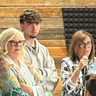 Viviana Bollini, prima a destra, ringrazia i partecipanti alla serata per i piccoli pazienti oncologici