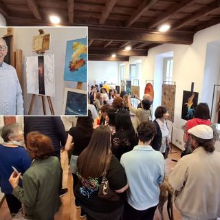 L'inaugurazione della mostra, nel riquadro Ferdinando Pagani accanto al suo autoritratto