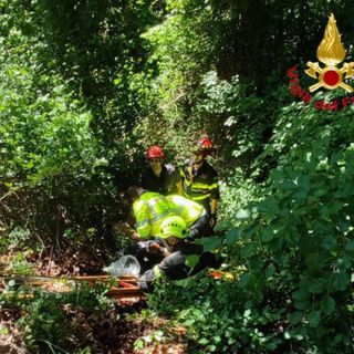 I soccorsi al ciclista finito tra i rovi a Marchirolo