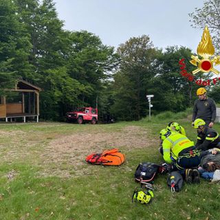 Le operazioni di soccorso a Marchirolo per l'escursionista caduta