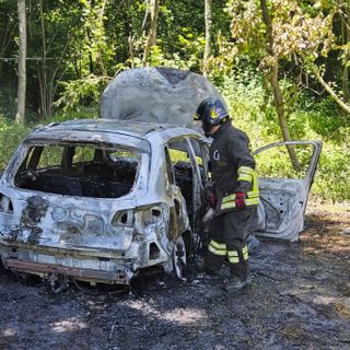 Cade un tizzone nel baule, auto distrutta dalle fiamme