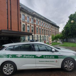 Prima le minacce ai bar, poi l'aggressione alla Polizia locale