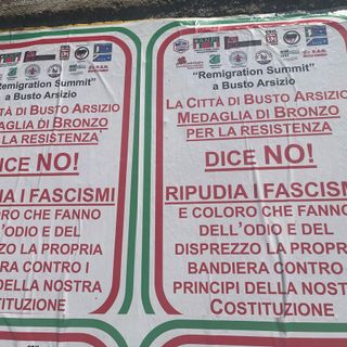 Manifesti contro il Remigration Summit apparsi a Busto