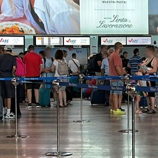 Caos aereo, notte di tensione a Malpensa: passeggeri esasperati ai desk, ma la situazione migliora